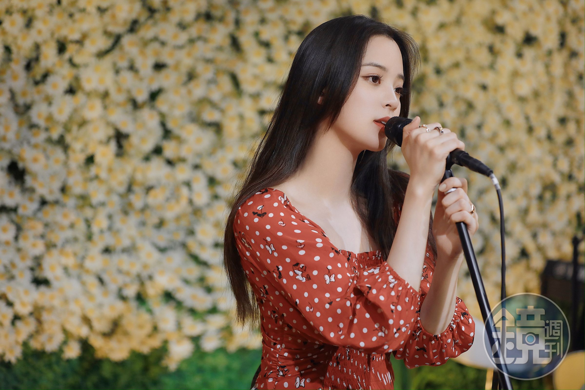 歐陽娜娜首次公開演唱新歌，直呼輕鬆。（索尼音樂提供）