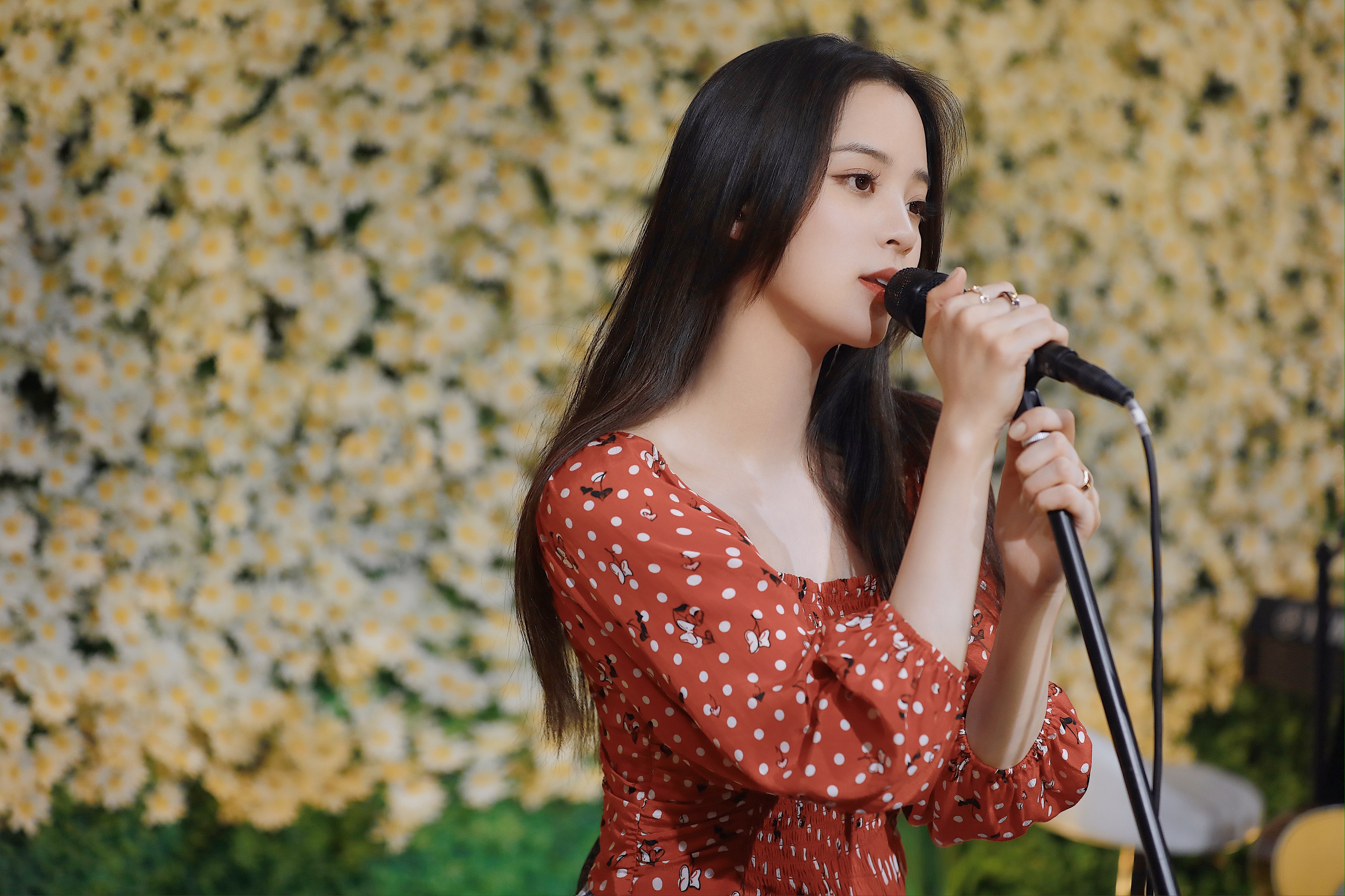 歐陽娜娜首次公開演唱新歌，直呼輕鬆。（索尼音樂提供）