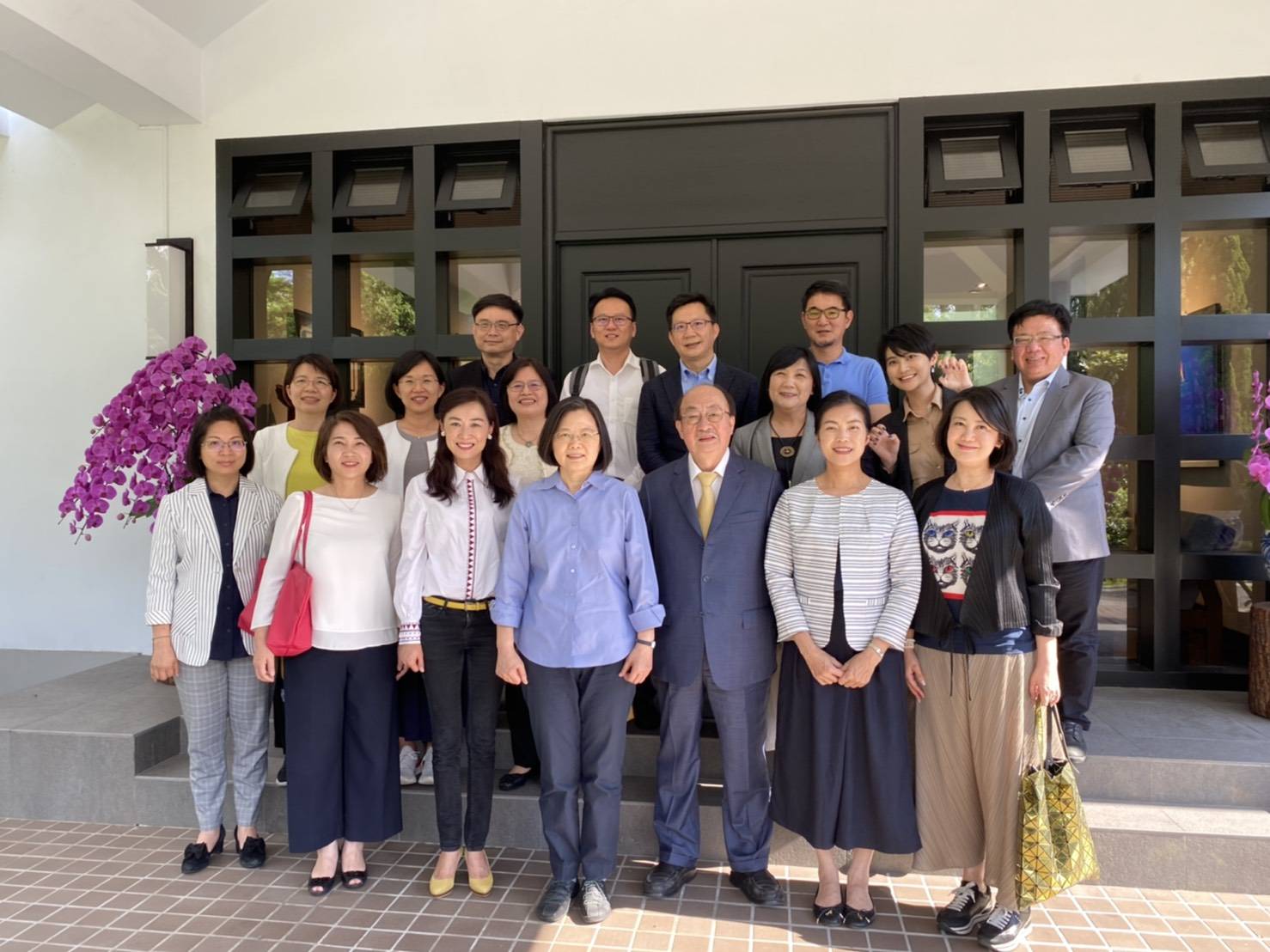 總統蔡英文今與最後一批民進黨立委茶敘。（與會立委提供）