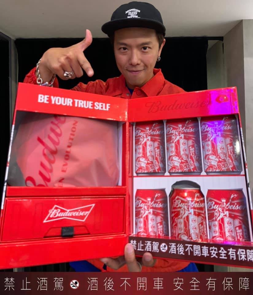 黃鴻升(小鬼)自創潮流品牌AES與啤酒商合作。(翻攝自黃鴻升IG)