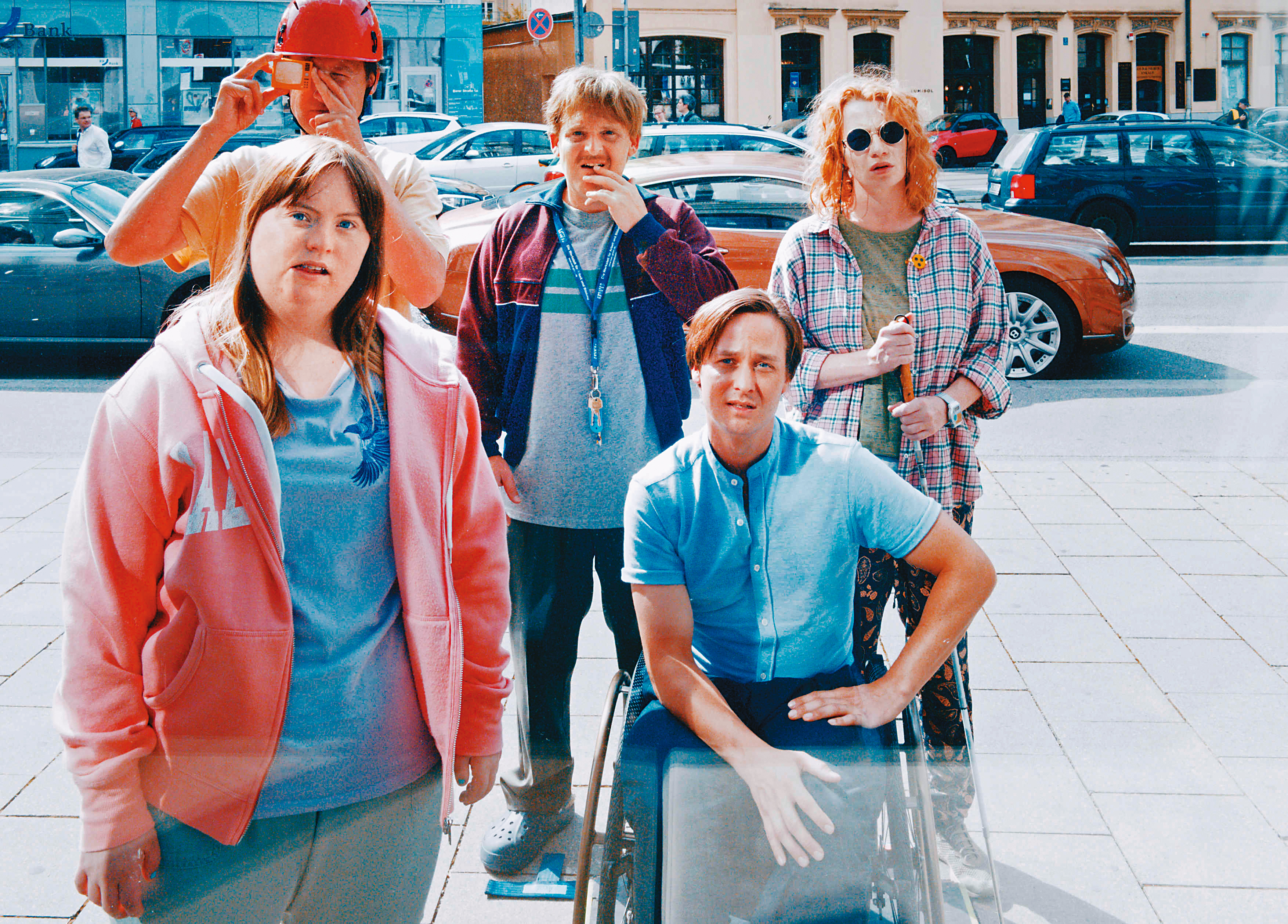 一群身障人士要將巨款搬運出境，這群不受控的雜牌軍過程中烏龍百出，電影既刻畫出人性的貪欲，也大膽地「政治不正確」。（海鵬提供）