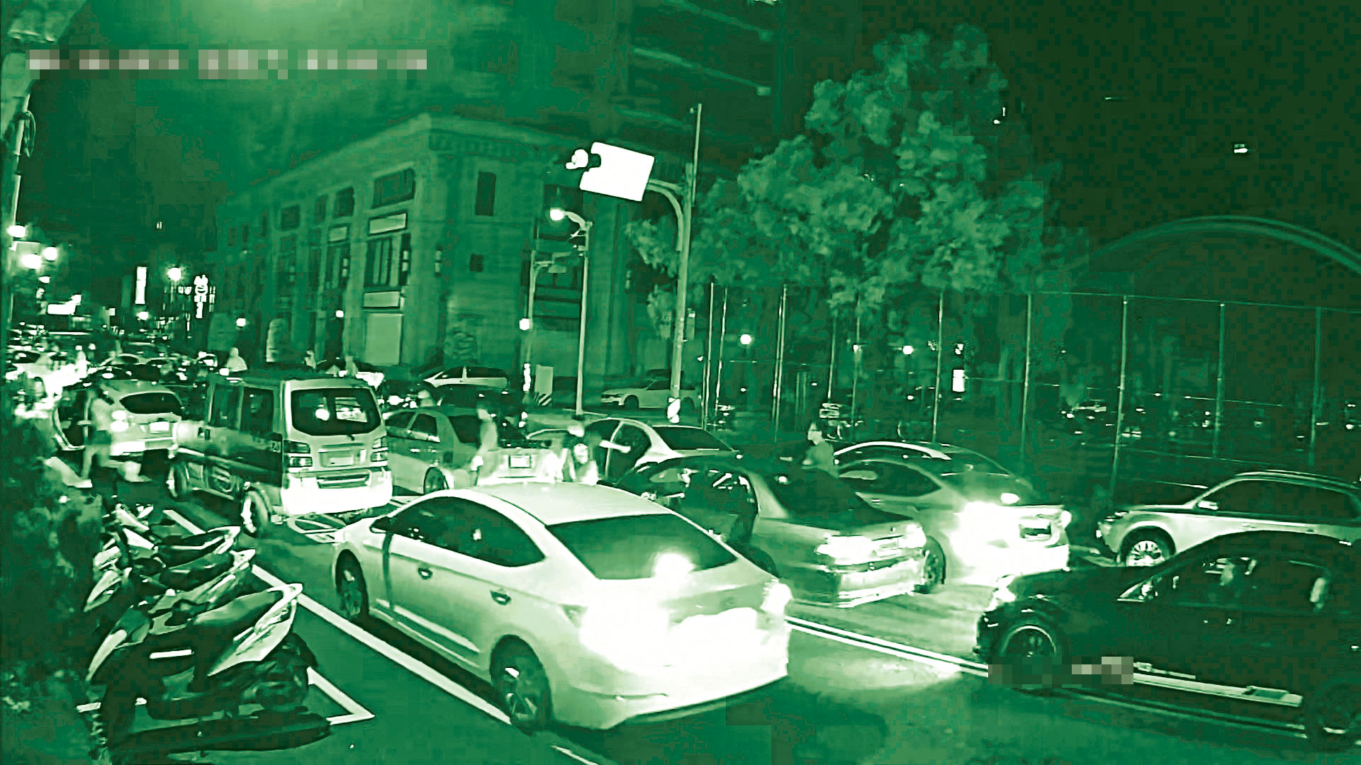 桃園信堂分子曾號召逾50輛車、封街尋仇，行徑十分囂張。（讀者提供）