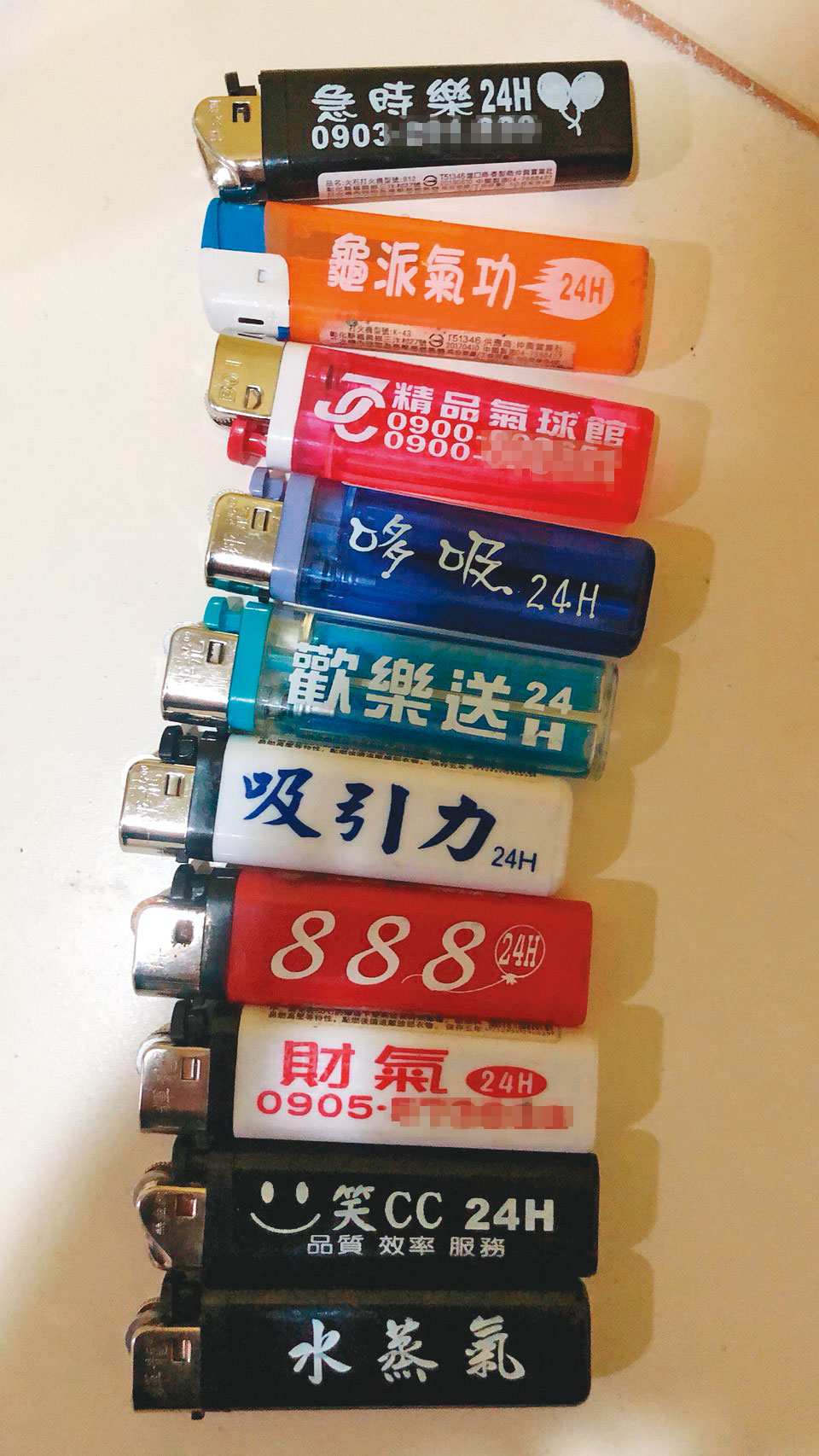 笑氣業者大剌剌在打火機上印製廣告,標榜24小時送貨到府。(讀者提供)