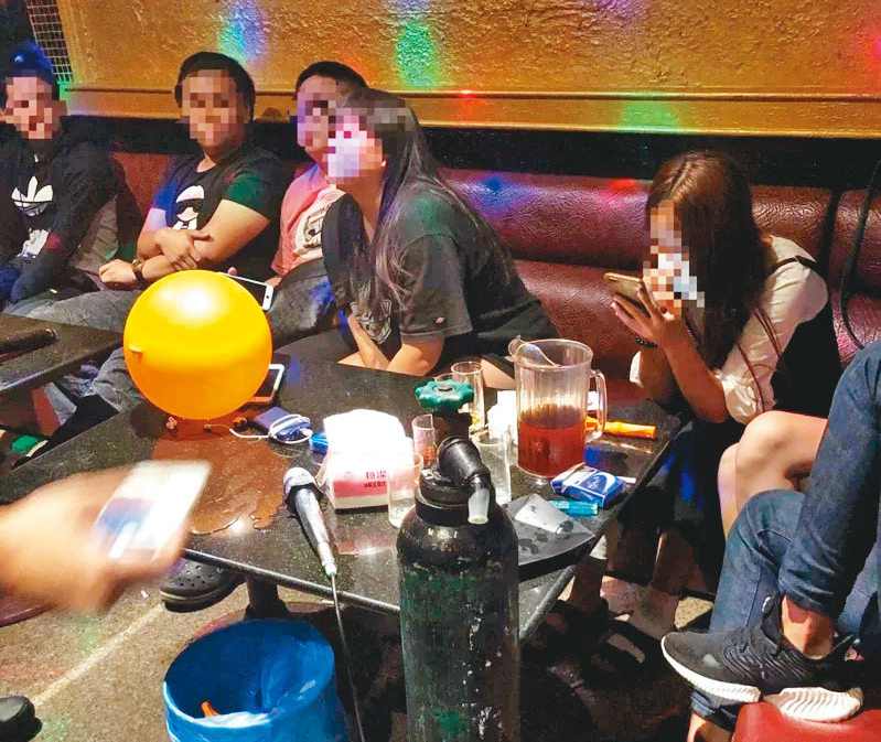 笑氣成為年輕人開趴的新寵，KTV甚至可見鋼瓶及吸食用的氣球。（翻攝畫面）
