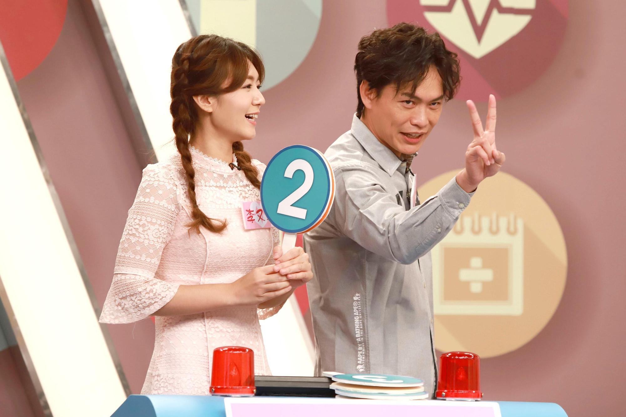 黃鐙輝(右)在節目上自我檢測「五十肩」時被醫師發現偷吃步,惹得現場眾人譏笑。(圖/民視提供)