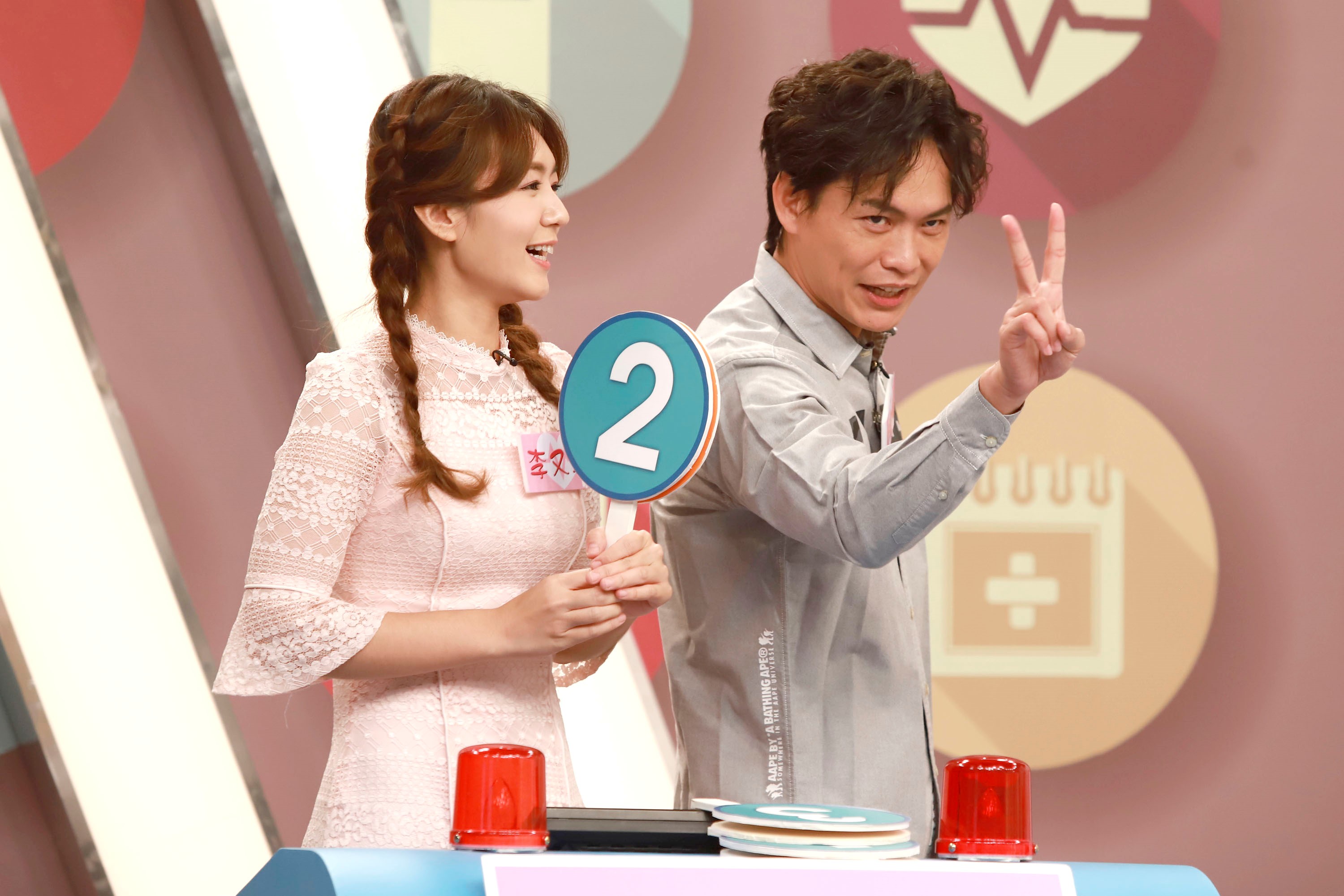 黃鐙輝（右）在節目上自我檢測「五十肩」時被醫師發現偷吃步，惹得現場眾人譏笑。（圖／民視提供）