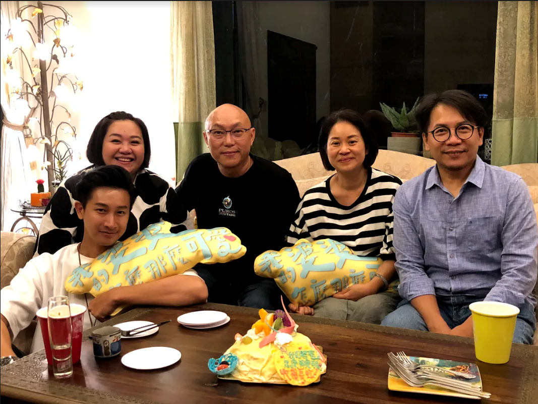 Darren邱凱偉（左起）、鍾欣凌、導演鄧安寧、製作人陳慧玲、許傑輝齊聚觀賞《我的婆婆》，與觀眾直播互動。（公視提供）