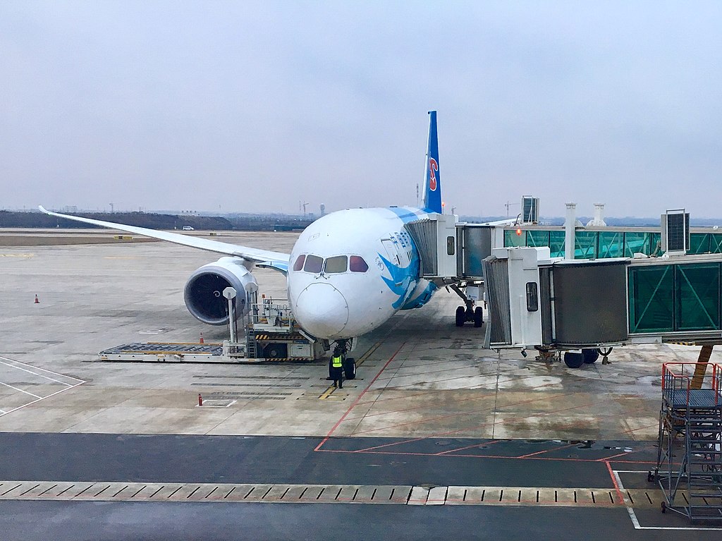  先前許多國家涉及中國航線的決定，往往演變成政治事件，在美國暫停中國航班入境後，中國也立即以其人之道還治其人，目前雙方已鬆綁了部分限制。圖為中國南方航空班機（Creative Commons提供）