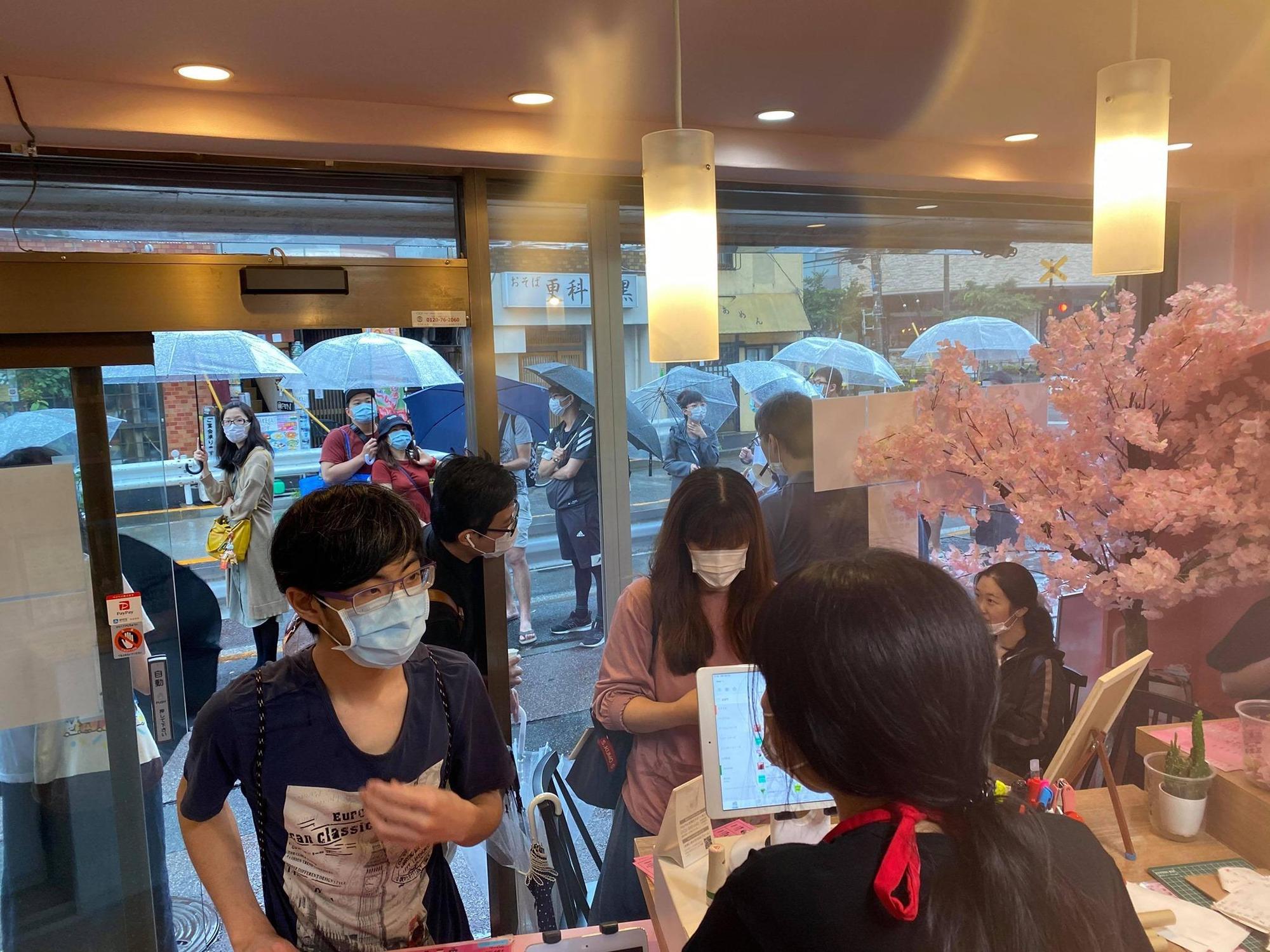 東京一間由高雄人開的飲料店慶祝罷韓通過祭出優惠活動,卻遭韓粉怒刷負評。(翻攝自臉書東京自耕農)