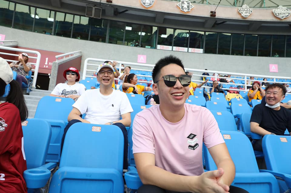 朱立倫（第2排左）擔任桃園縣長任內規劃的桃園棒球場，常被詬病設計不良，台北市議員羅智強卻發文力挺。（翻攝自朱立倫臉書）