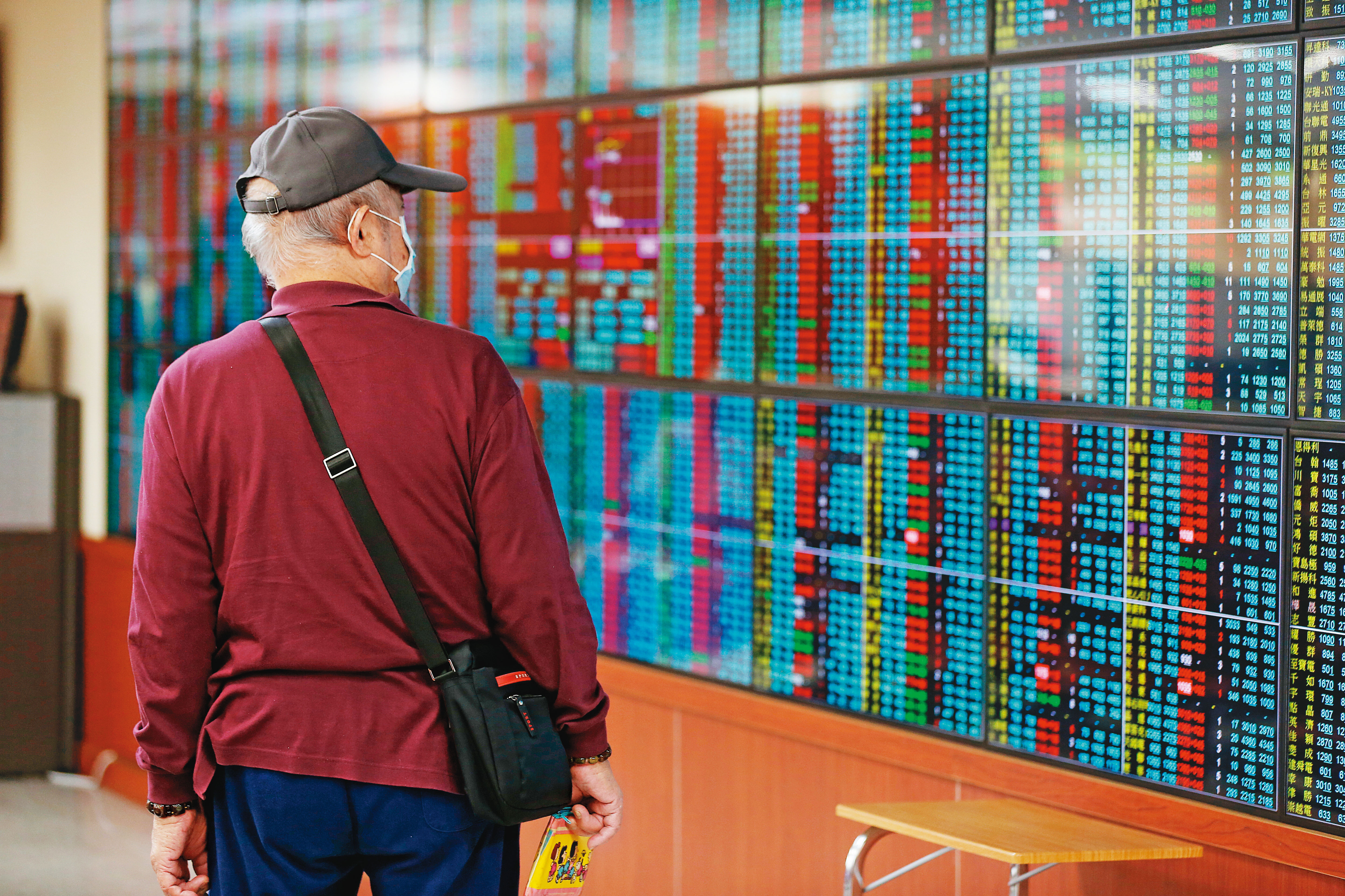 美國股市暴跌後，隨即迅速反彈，台股也跟著回升。6月10日，台北股市加權指數升至11,720點，回漲34.2％，漲幅足足超過1/3。