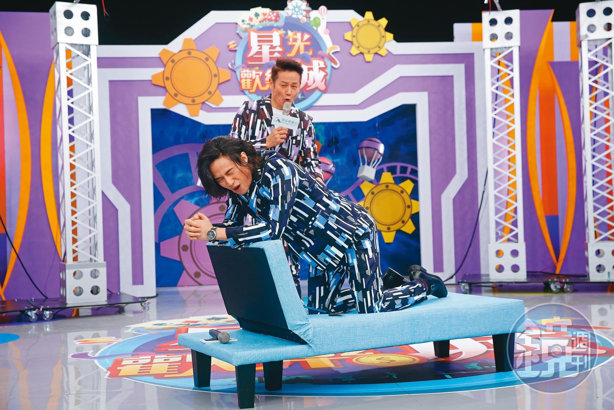 父子對玩撲克牌後，徐乃麟大勝，拿愛的小手打兒子的屁屁，說是他歷來的首次「體罰」。