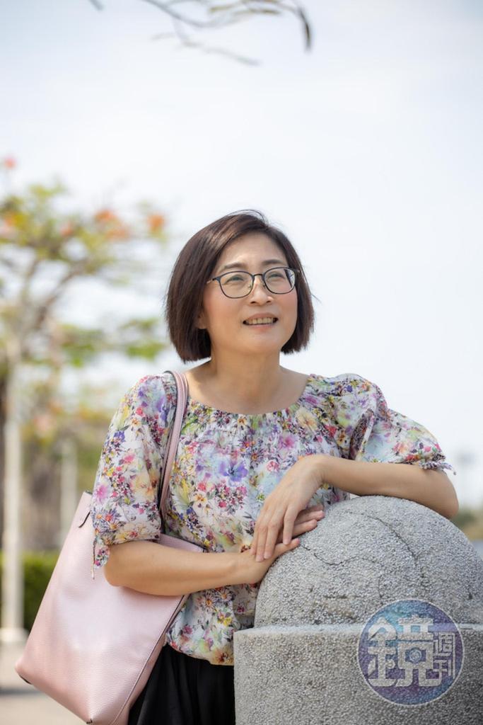 顏怡今,高雄鹽埕區人,現為自由撰稿者,曾任多年美食及府會、醫藥、環保及文教路線記者,採訪年資長達30年。由於出生成長於小吃密佈的老城區,基因裡懂吃挑嘴;長年深耕地方,擅長發掘地方職人故事及爬梳小吃文化;性格親切,常與受訪者成為好友,說菜和形容店家老闆的文字細膩帶有情感。