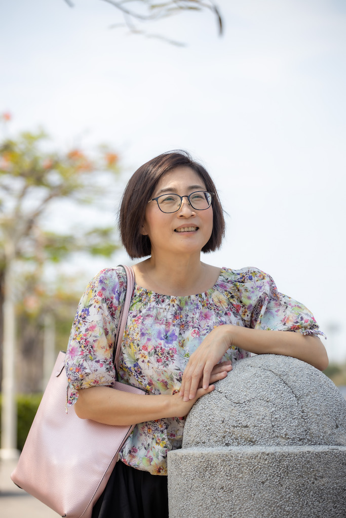 顏怡今，高雄鹽埕區人，現為自由撰稿者，曾任多年美食及府會、醫藥、環保及文教路線記者，採訪年資長達30年。由於出生成長於小吃密佈的老城區，基因裡懂吃挑嘴；長年深耕地方，擅長發掘地方職人故事及爬梳小吃文化；性格親切，常與受訪者成為好友，說菜和形容店家老闆的文字細膩帶有情感。