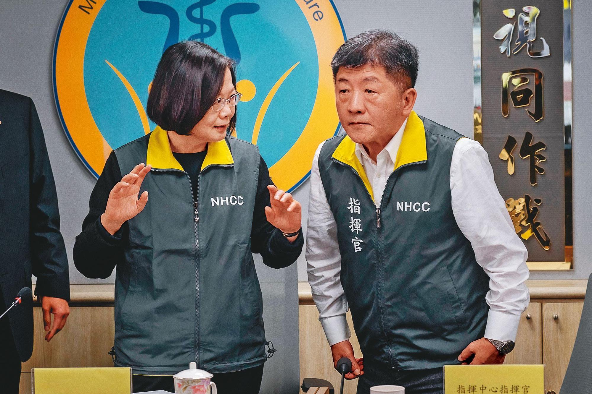 健保自付差額醫材制定收費上限,引爆醫界反彈,蔡英文總統(左)出面關切,衛福部長陳時中(右)緊急邀各界代表研商後決定新制暫緩實施。(總統府提供)