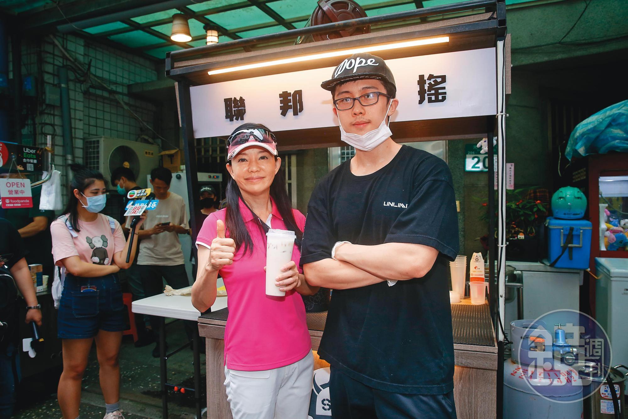 其實狄鶯在圈中通告費頗高，不過為了愛兒孫安佐，她也一身素淨出場抬轎。