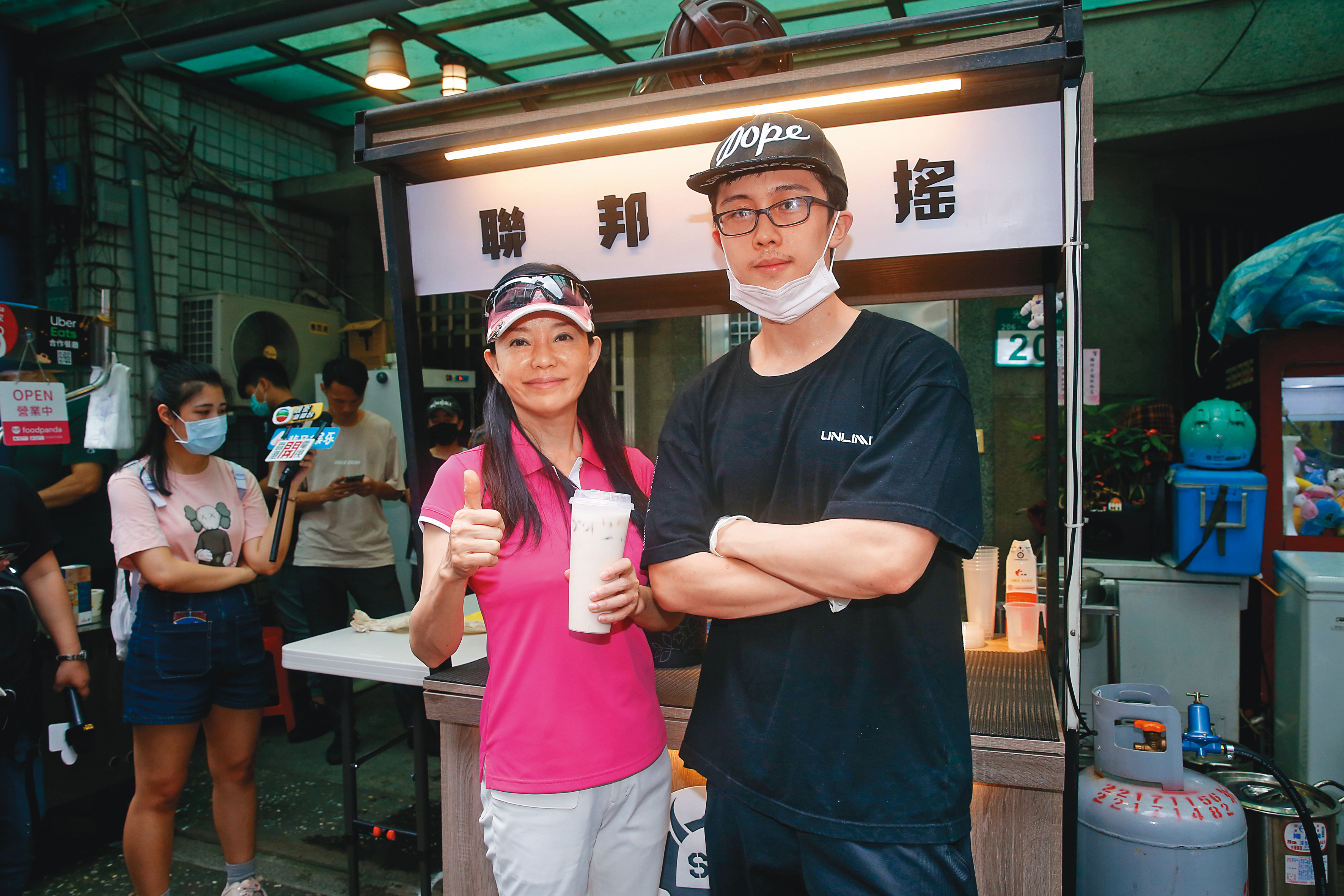 其實狄鶯在圈中通告費頗高，不過為了愛兒孫安佐，她也一身素淨出場抬轎。