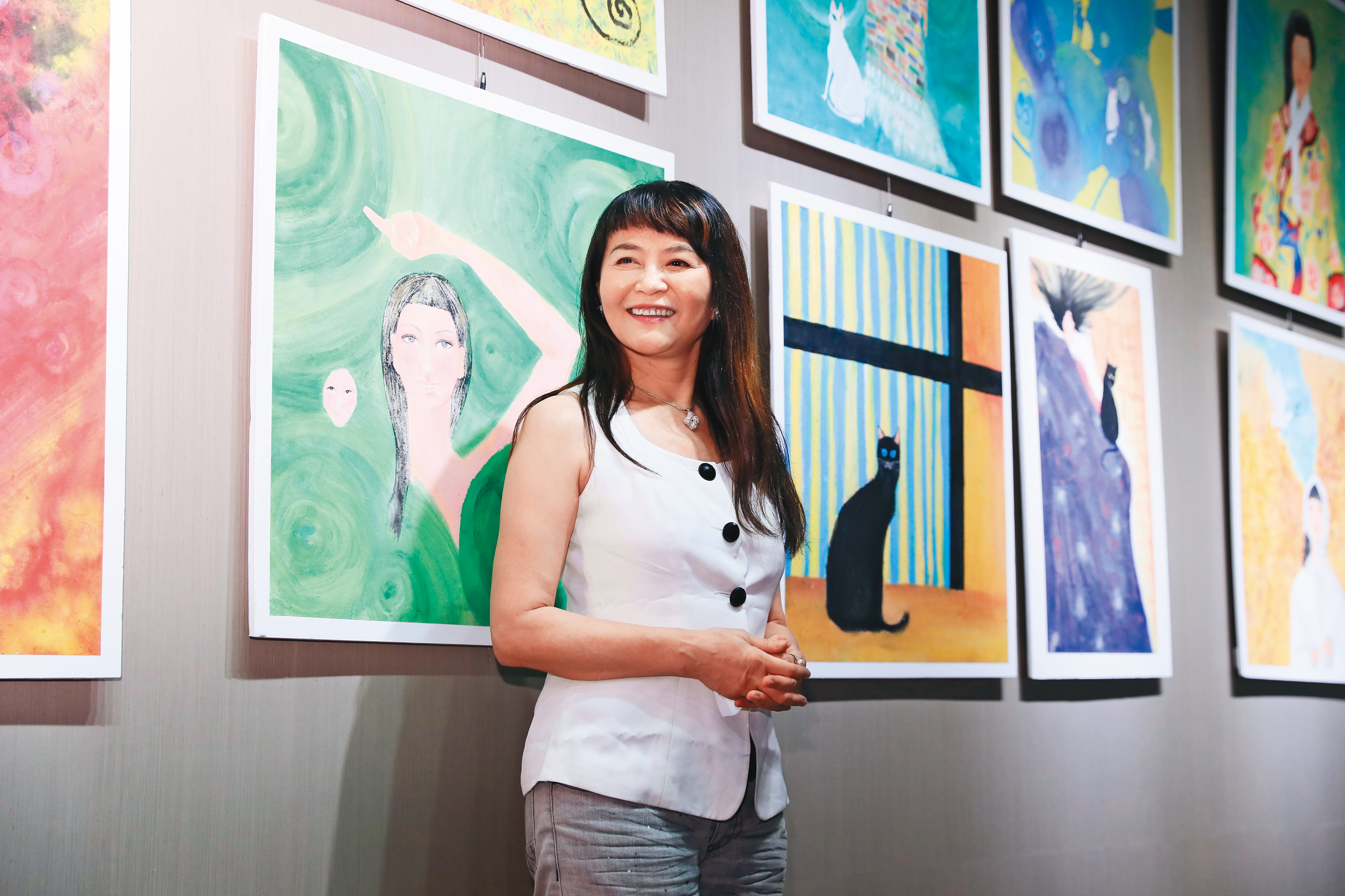 古早時代花系列女星程秀瑛,淡出螢光幕後轉型當畫家,還開畫展。