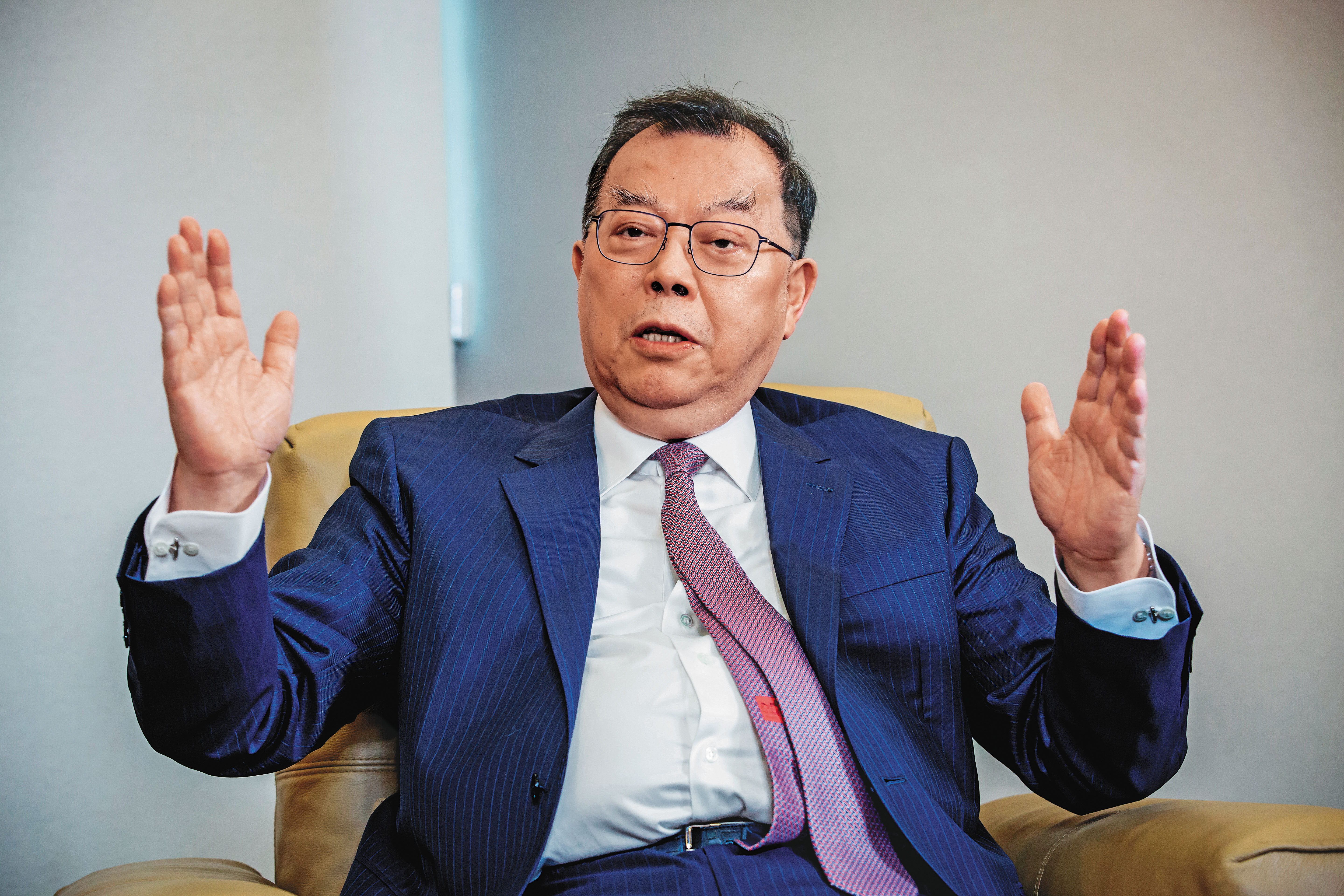 花7年時間,力晶創辦人黃崇仁不只還完銀行1,200億元債務,明年還準備讓子公司力積電上市,重返榮耀。