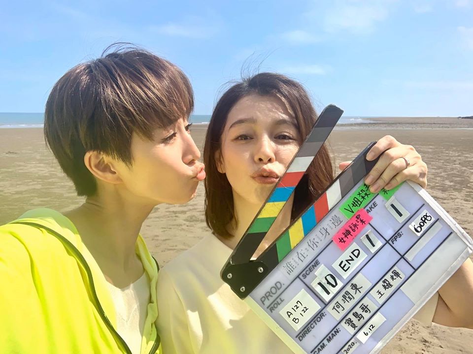 張鈞甯作勢要親徐若瑄。（翻攝自徐若瑄臉書）