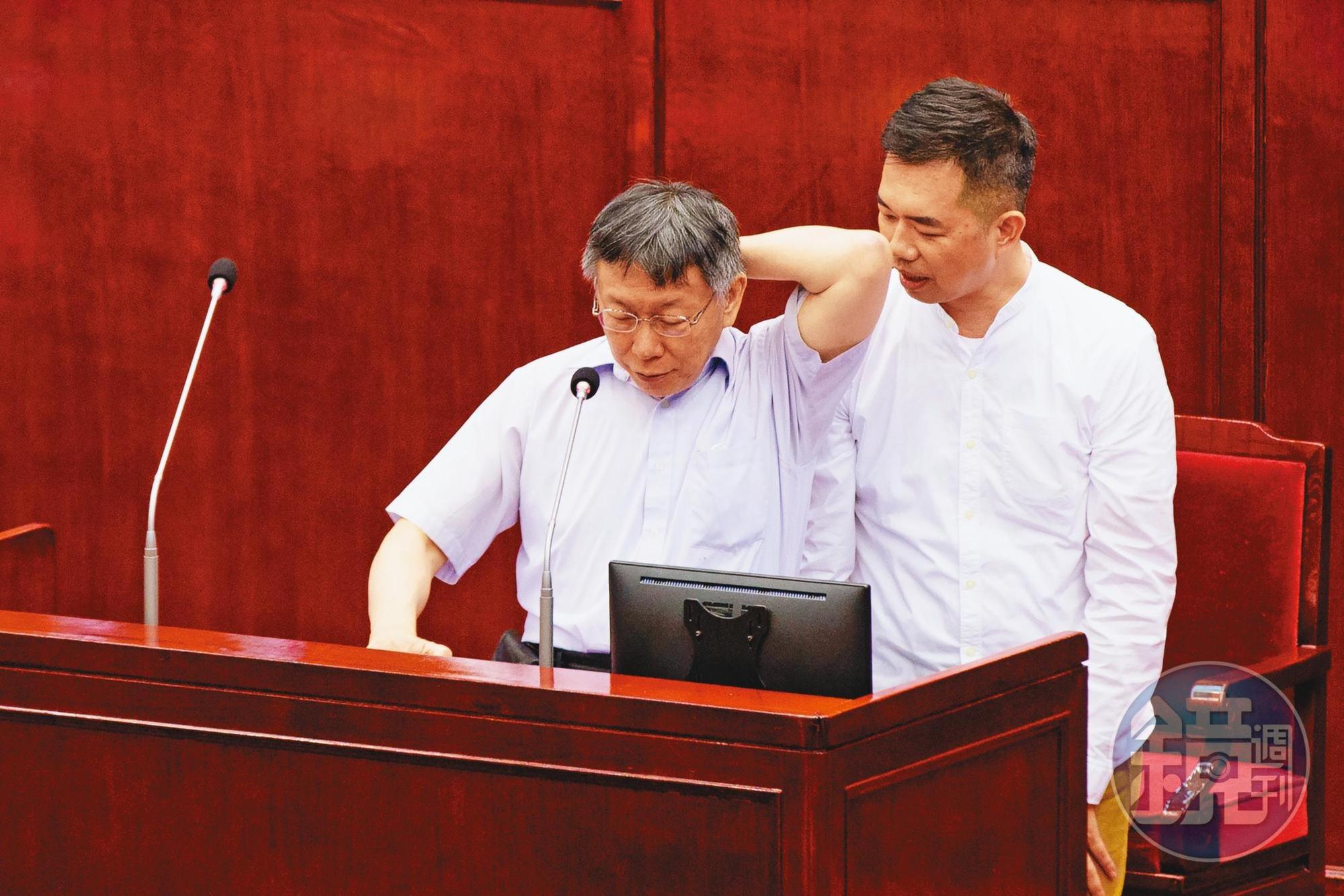 柯文哲(左)創黨後,黨務、市政兩頭燒,黨內甚至有人批評柯無心黨務。