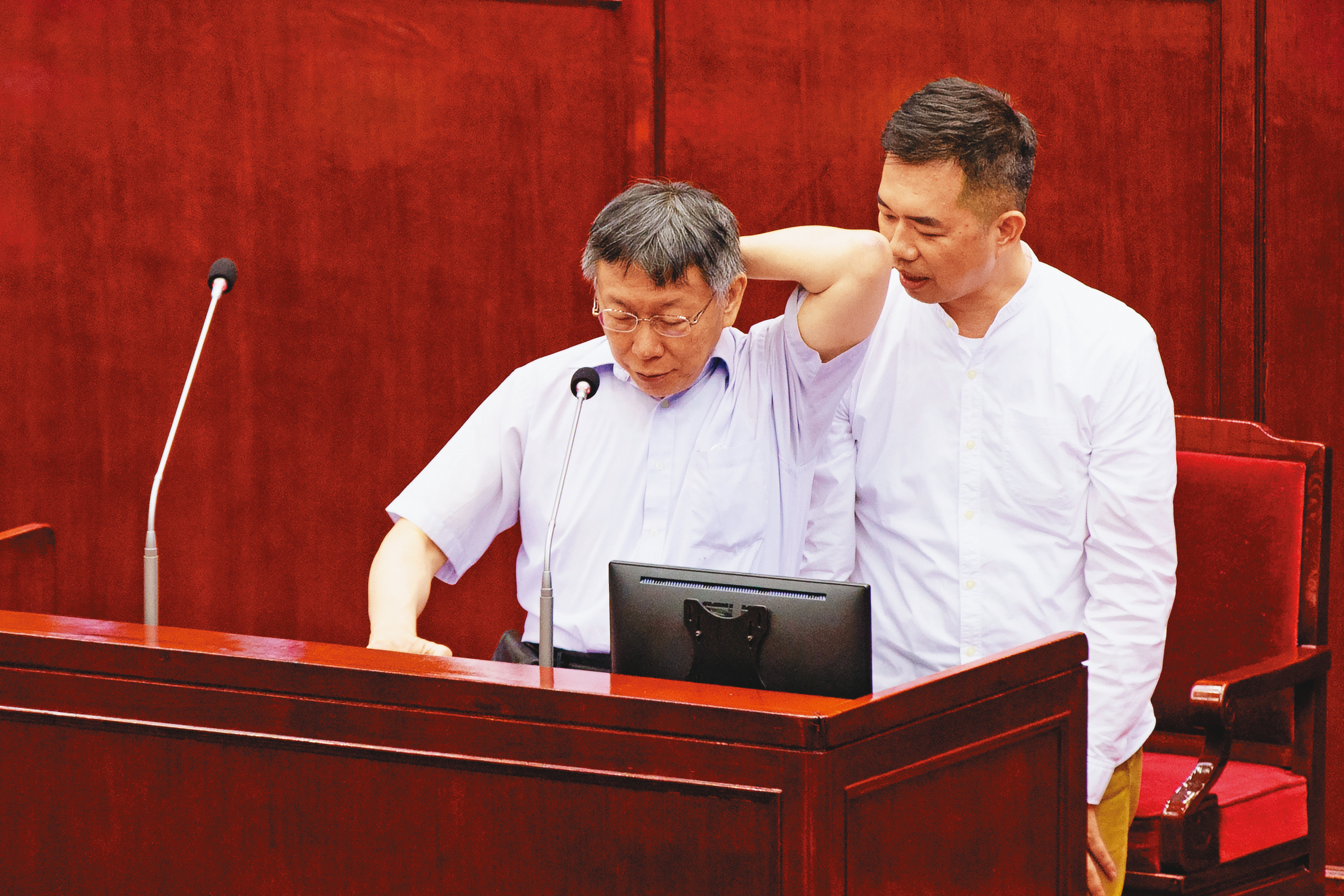 柯文哲(左)創黨後,黨務、市政兩頭燒,黨內甚至有人批評柯無心黨務。