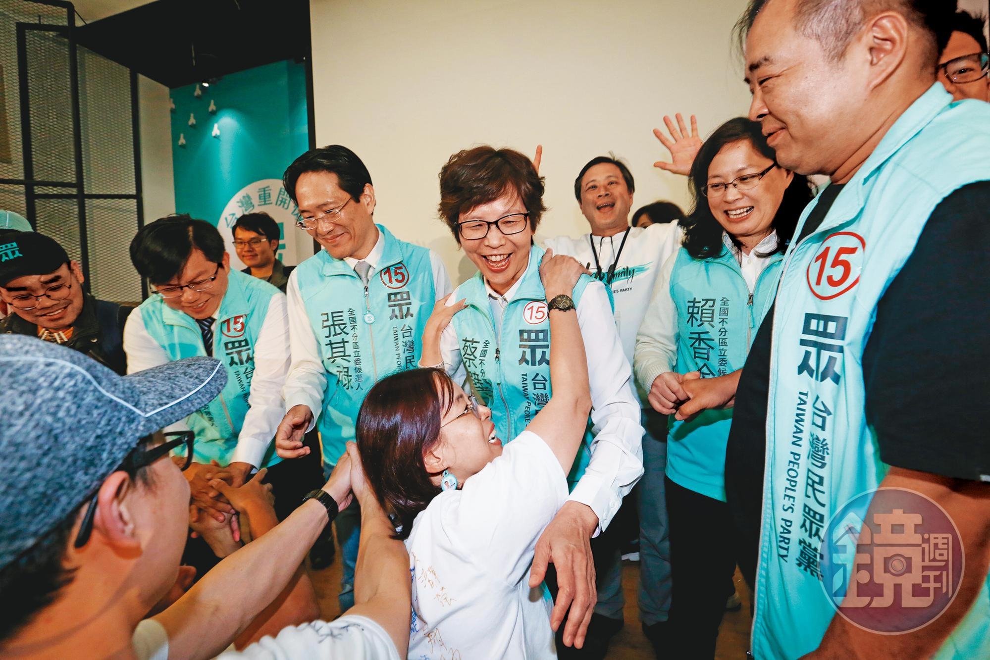 與柯文哲主僕情誼30年的蔡壁如,多了立委身分後同樣是鎂光燈追逐焦點,黨內鬥爭箭靶也射向她。