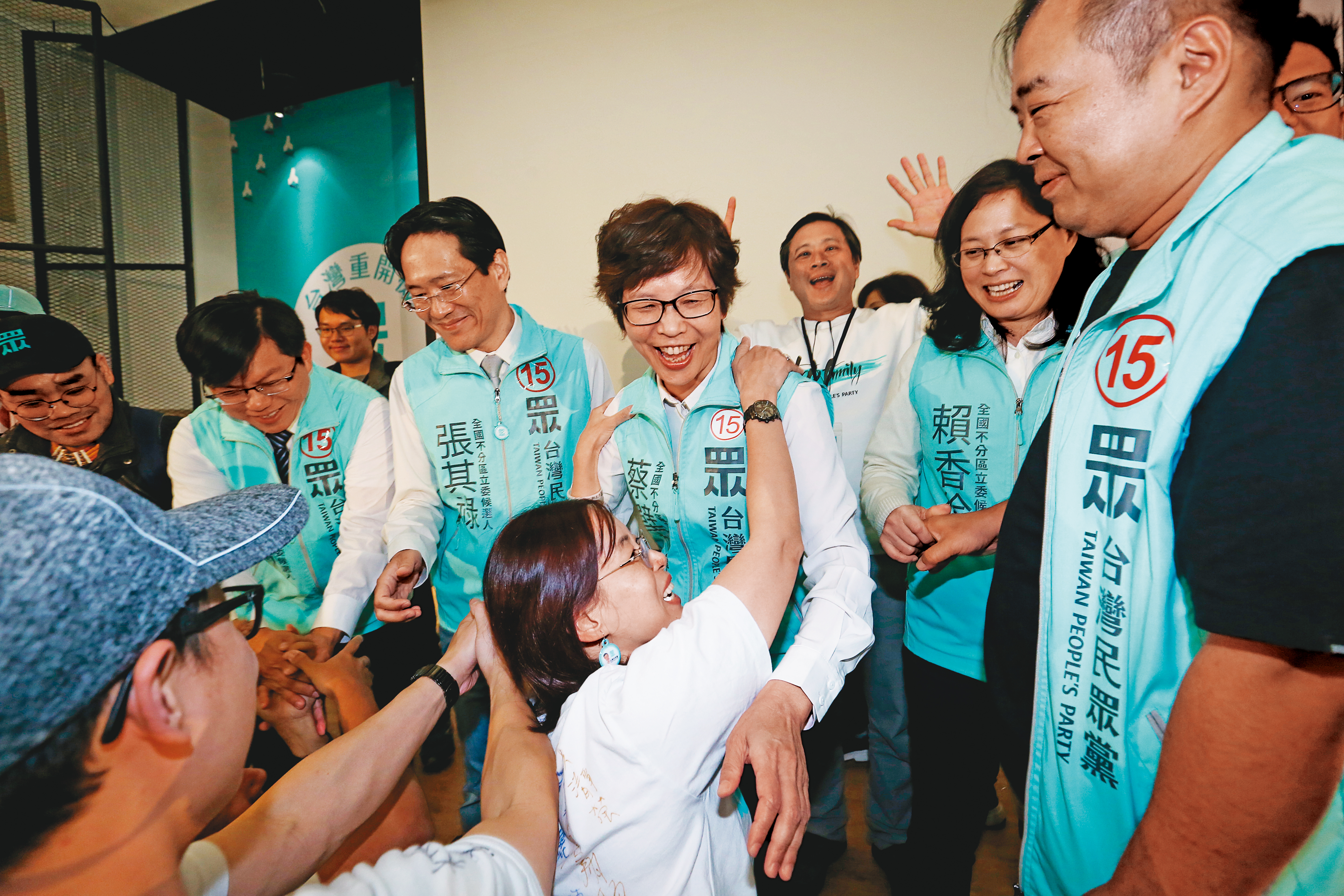 與柯文哲主僕情誼30年的蔡壁如,多了立委身分後同樣是鎂光燈追逐焦點,黨內鬥爭箭靶也射向她。