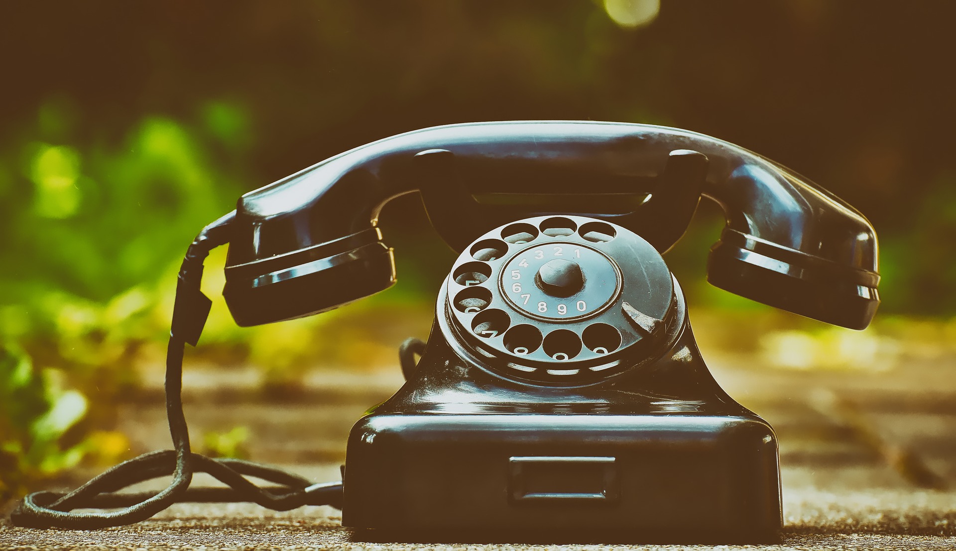 電視廣告裡常聽到的中醫電話0800 （控八控控）究竟是如何進入記憶，甚至深植到我們腦袋的？仙女棒的星光軌跡跟記憶又有什麼關係？記憶分為哪些層次，而名為George Sperling的心理學家，又怎麼透過字母實驗來研究感官記憶呢？（Pixabay提供）