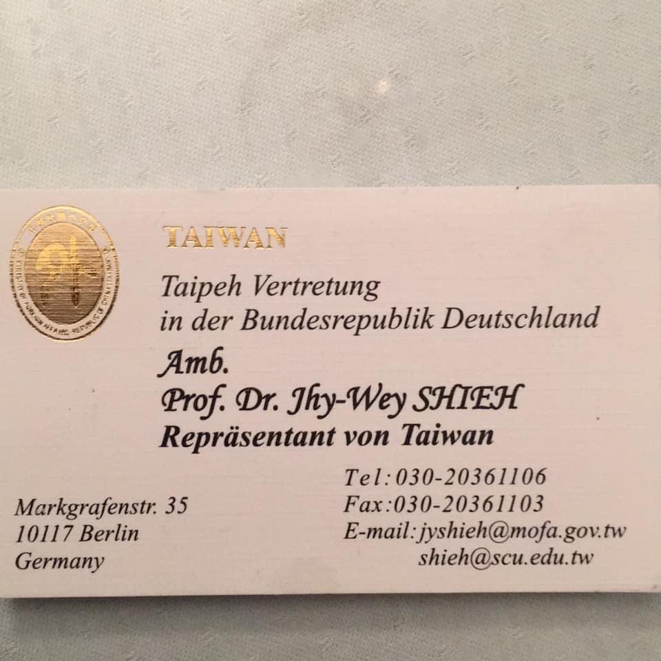 駐德國大使謝志偉的名片有Taiwan字樣,曾引起國民黨立委陳以信質疑。(翻攝自謝志偉粉絲頁)