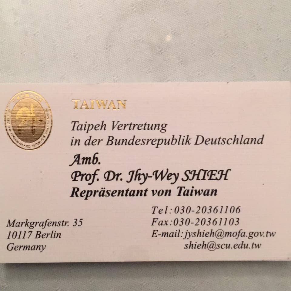 駐德國大使謝志偉的名片有Taiwan字樣，曾引起國民黨立委陳以信質疑。（翻攝自謝志偉粉絲頁）