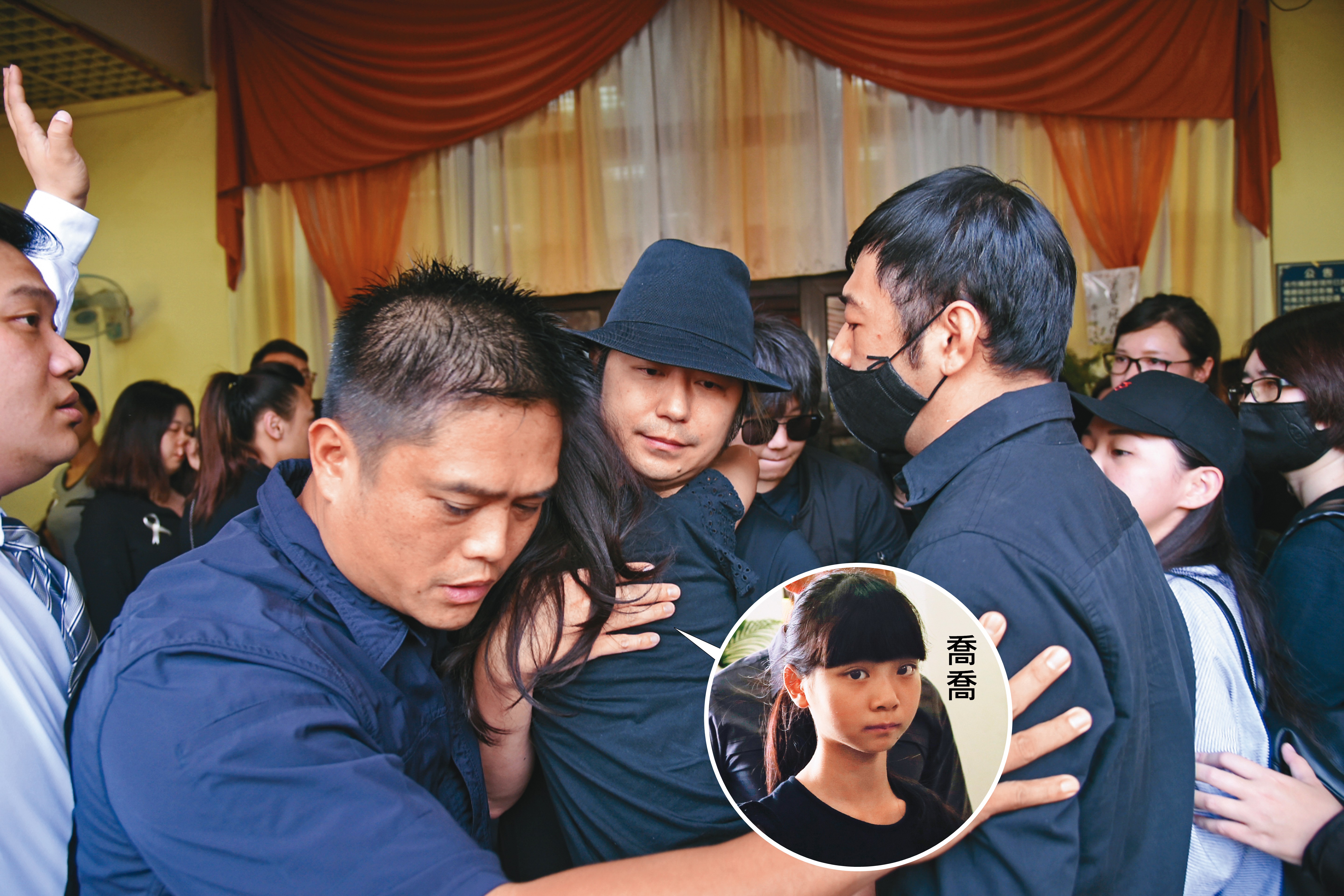 去年5月底喬媽告別式期間，原本喬爸（戴帽者）正大張旗鼓的準備迎娶新歡，因新聞爆發才取消婚宴。