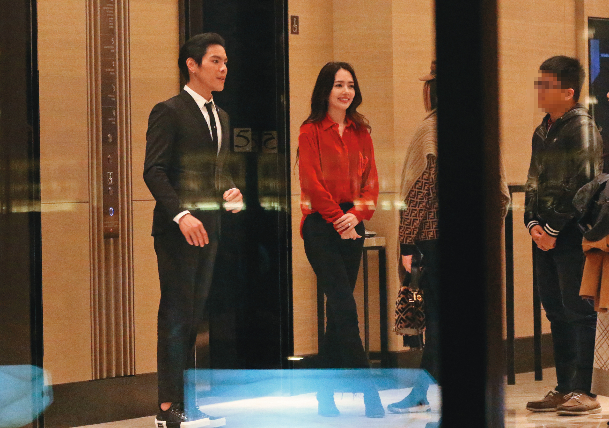 去年3月，向佐求婚成功，以5克拉巨鑽套牢郭碧婷。