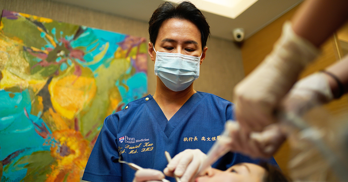 高文愷醫師看起來年紀輕輕，就已擔任美國賓州大學牙醫學院客座助理教授，是經常受邀發表全球性學術論文的國際植牙權威。