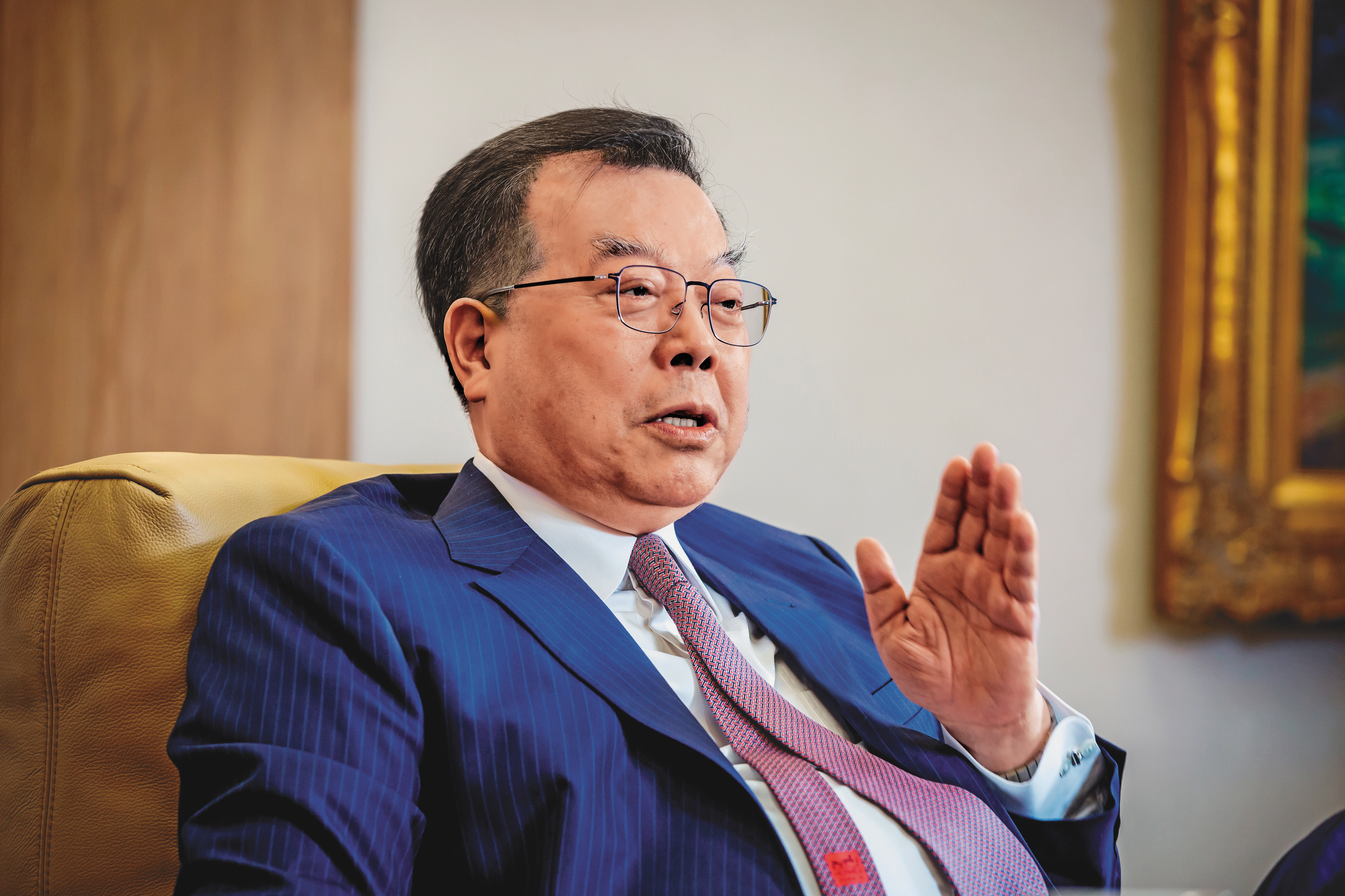 黃崇仁是科技同業眼中的異類，行事風格加上公司起伏，被稱為九命怪貓。