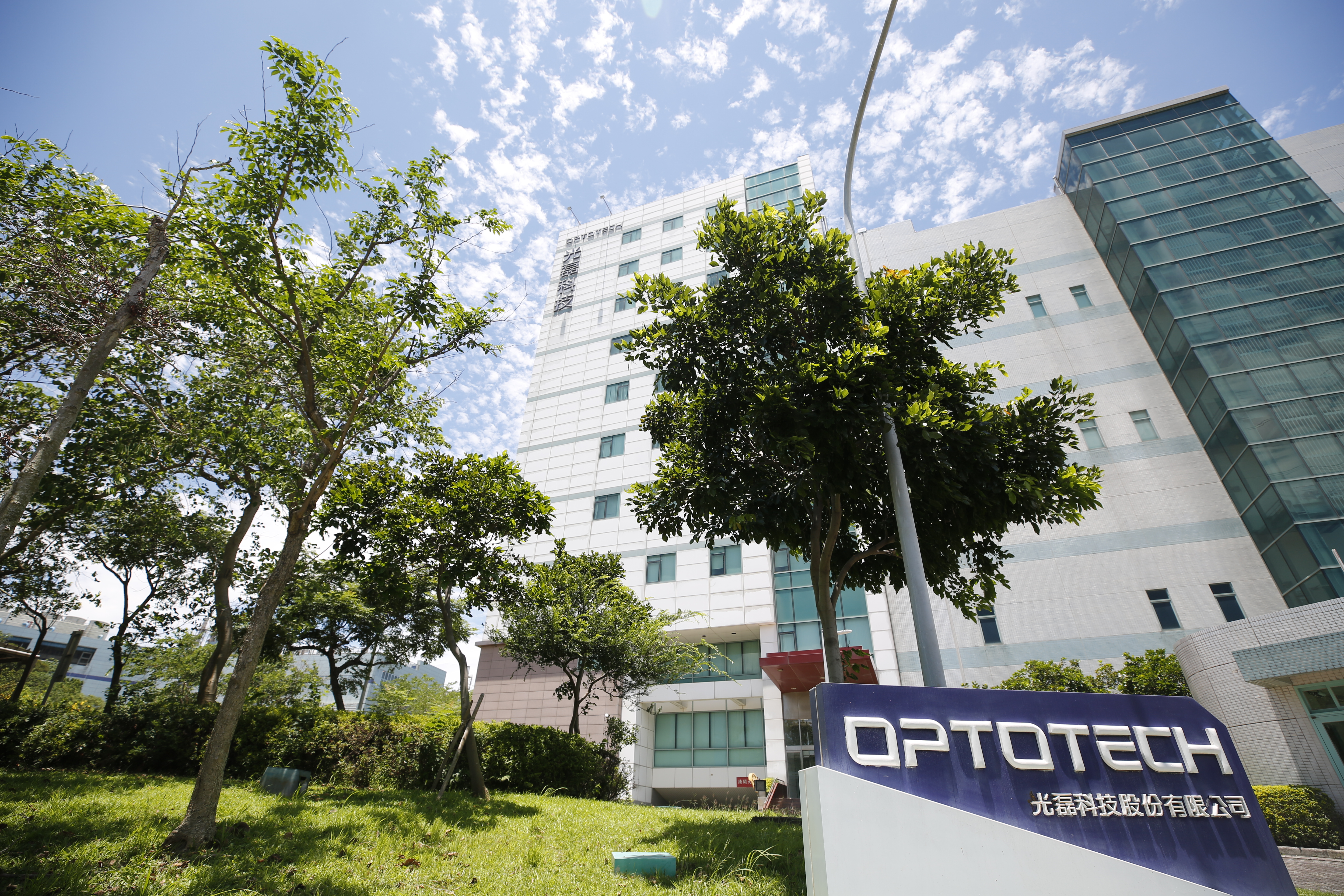 老牌LED大廠光磊科技遭市場派插旗，今（16日）董監事改選，市場派獲一席最高票董事，卻拒絕召開董事會，致董事長仍難產。