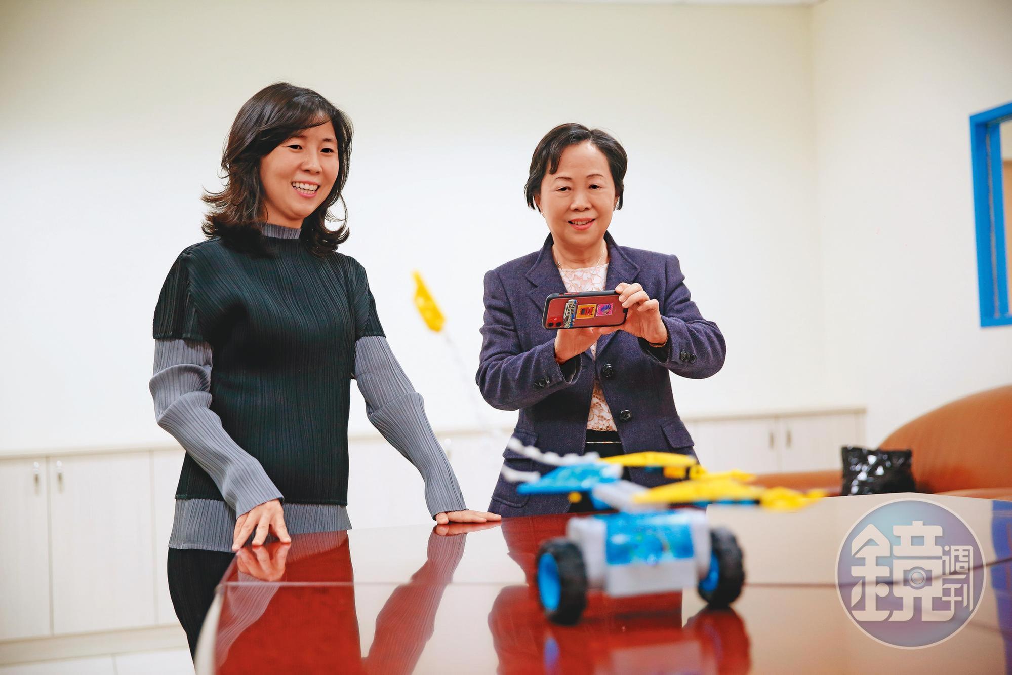 由次女林佳沛（左）主導研發的最新一代平衡編程機器人，讓孩子在遊戲中，學習物理、工程和計算機科學的跨學科知識。