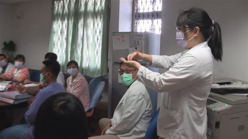 台東醫院收治了一名瘖啞人士病患,醫護人員為了她學手語。(台東醫院提供)