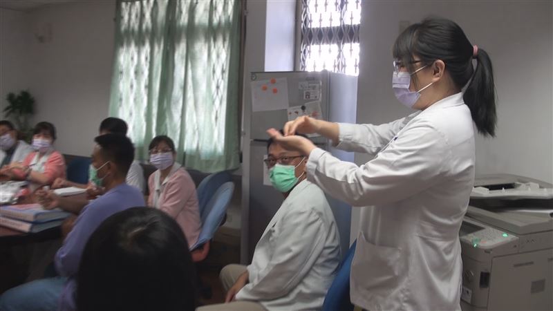 台東醫院收治了一名瘖啞人士病患，醫護人員為了她學手語。（台東醫院提供）