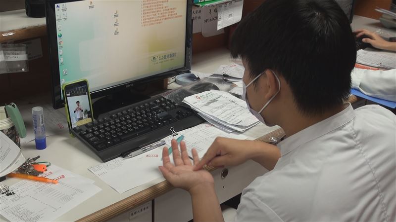 醫護人員趁空檔時看短片學手語。(台東醫院提供)