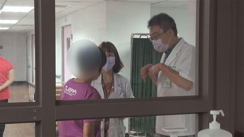 醫護人員在與安琪用手語溝通,並表示「要乖哦」。(台東醫院提供)