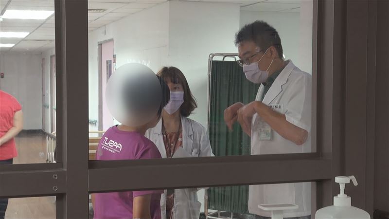 醫護人員在與安琪用手語溝通,並表示「要乖哦」。(台東醫院提供)