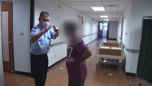 連台東醫院的保全也會用簡單手語與安琪溝通。(台東醫院提供)