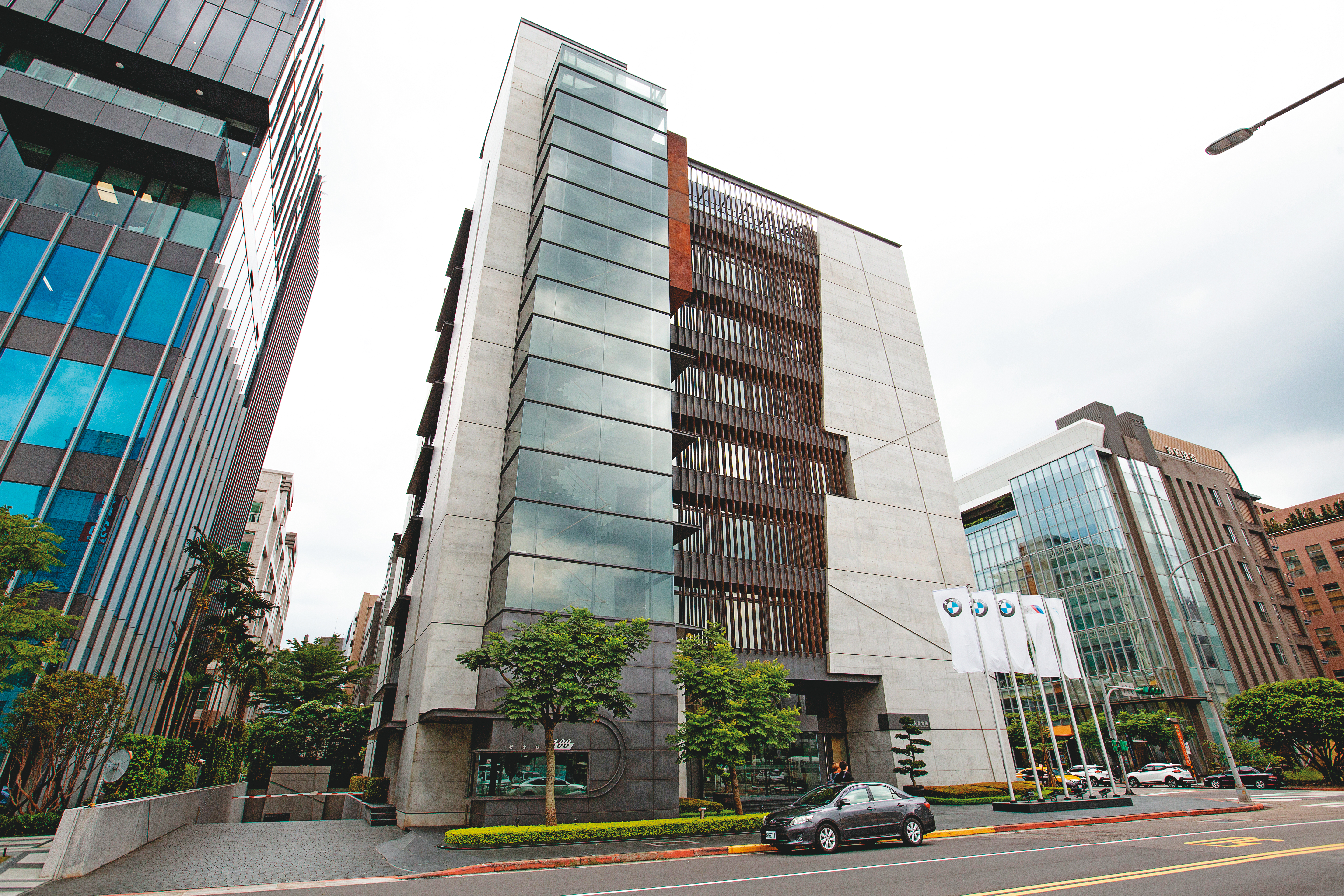 汎德永業集團總部位在台北市內湖區,清水模外牆設計,十分氣派。
