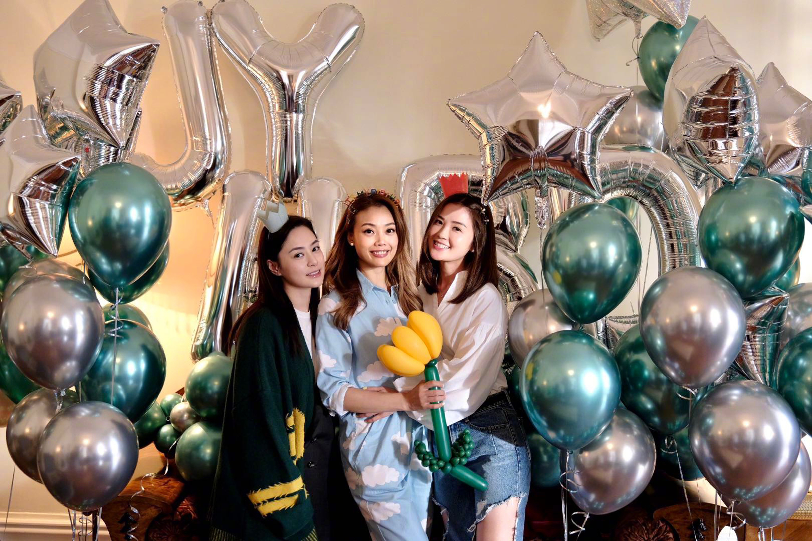 阿嬌婚變後首度露面，為好姐妹容祖兒40歲慶生，離婚後3個月她瘦了一大圈，看起來十分清秀。（翻攝自霍汶希微博）