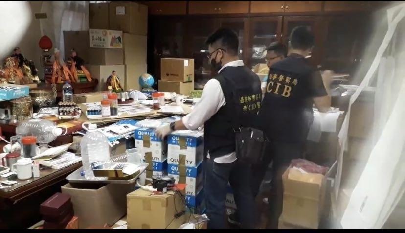 警方在到場內部查扣少龍的犯罪事證。（翻攝畫面）