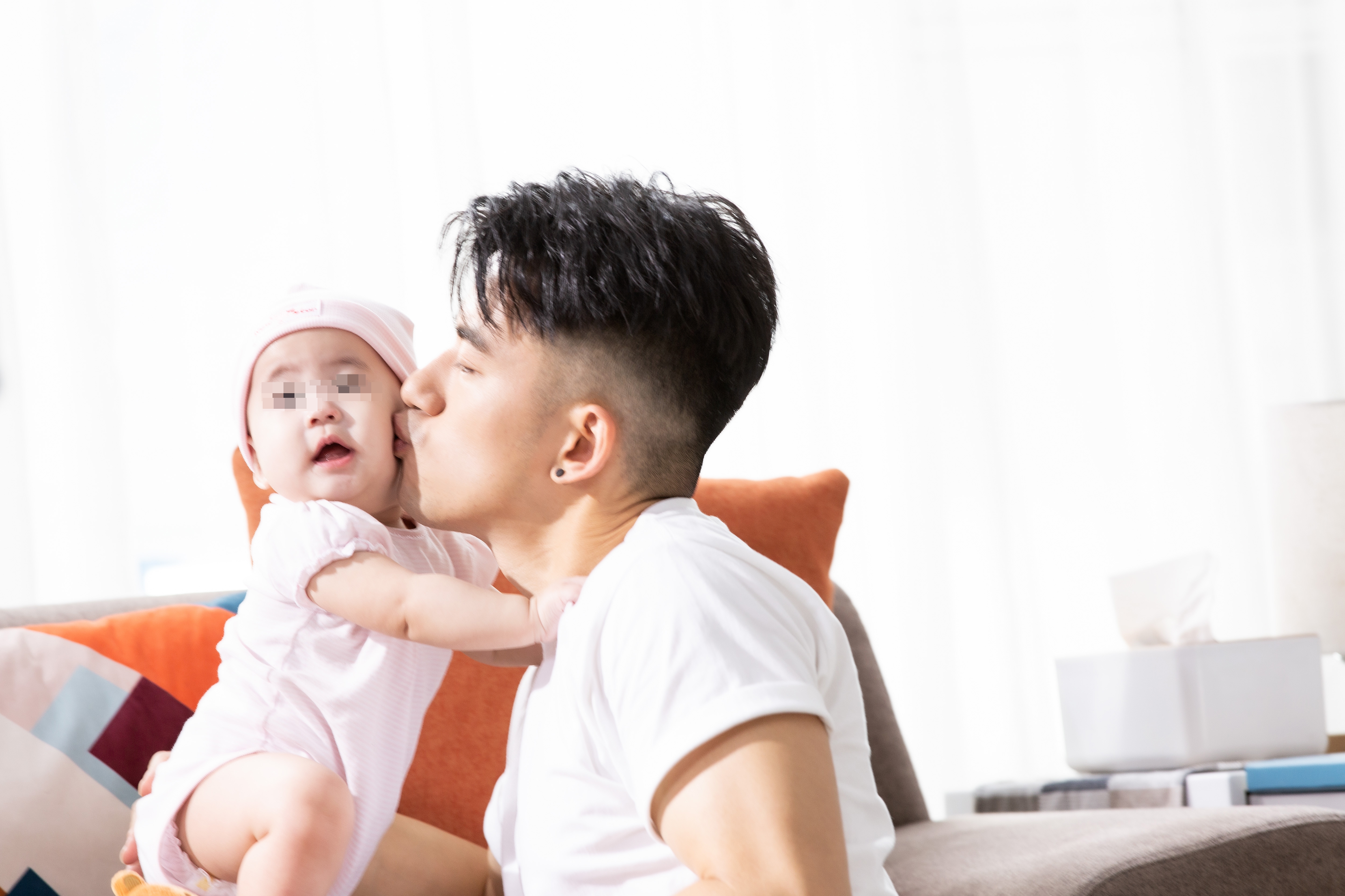 JR紀言愷首度帶著女兒小麥芽一起拍廣告。（Elle提供）