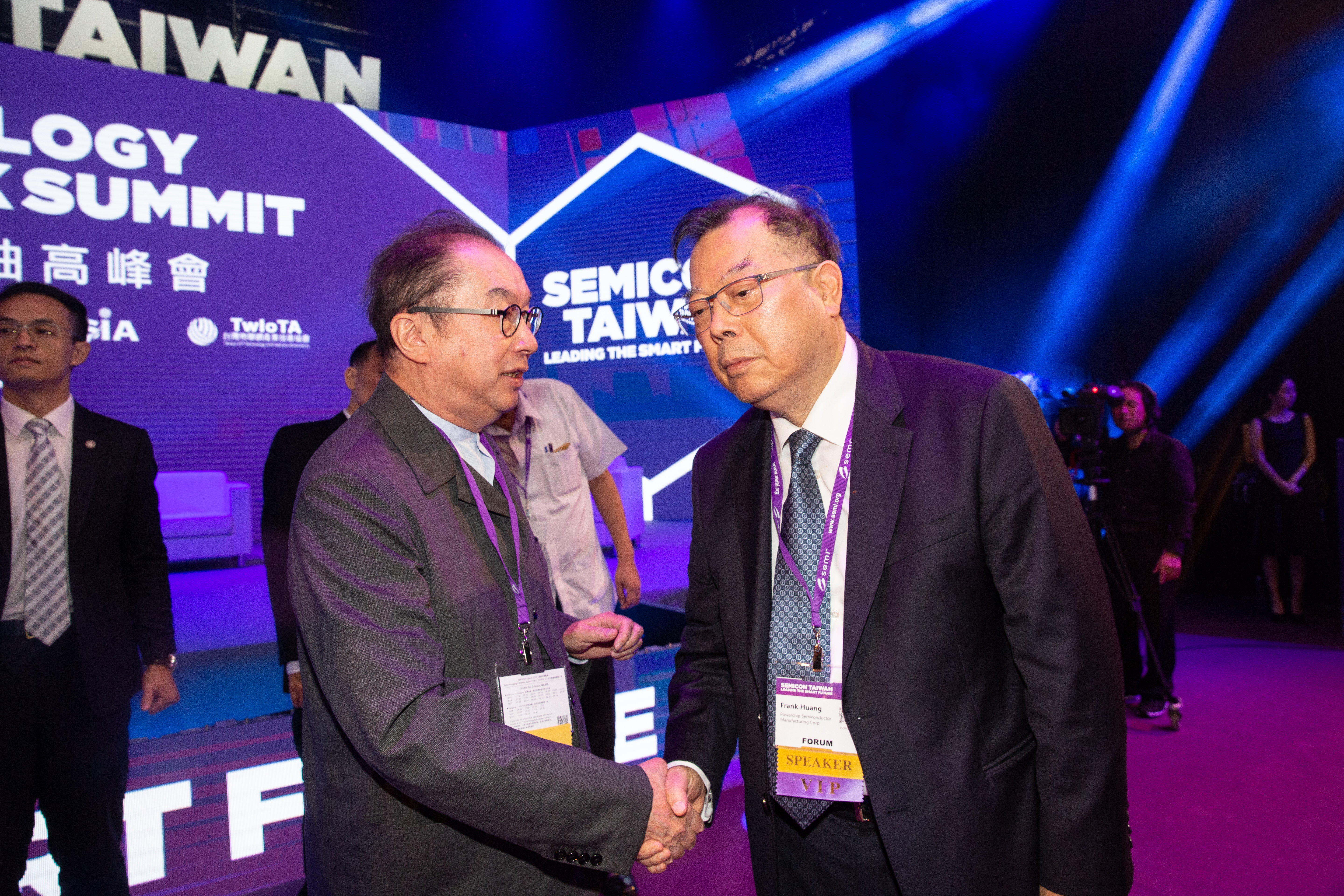 廣達董事長林百里（左）是藝術品收藏大家，也是黃崇仁（右）藝術收藏的引路人。