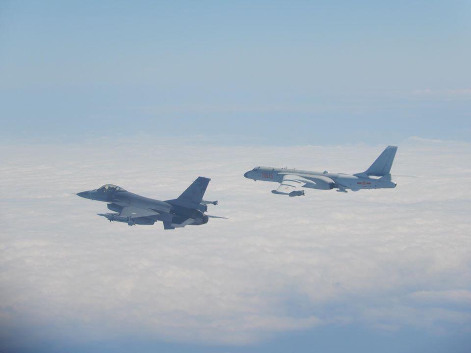 今（16日）上午又有一駕共軍殲10型戰機，進入台灣西南空域。（翻攝自國防部發言人臉書）