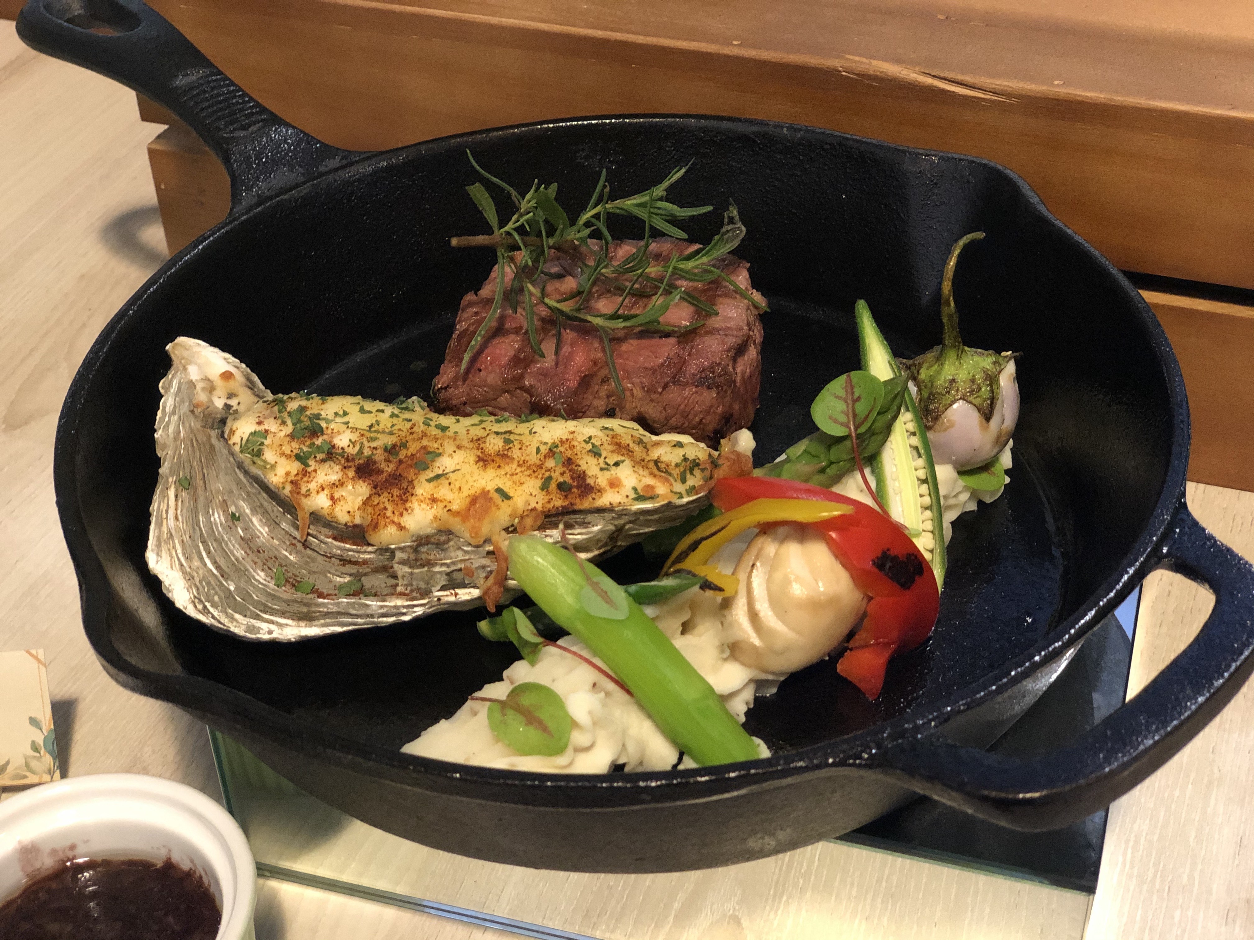 海陸拼盤的排餐選擇，有焗烤生蠔和牛排。（820元／份）